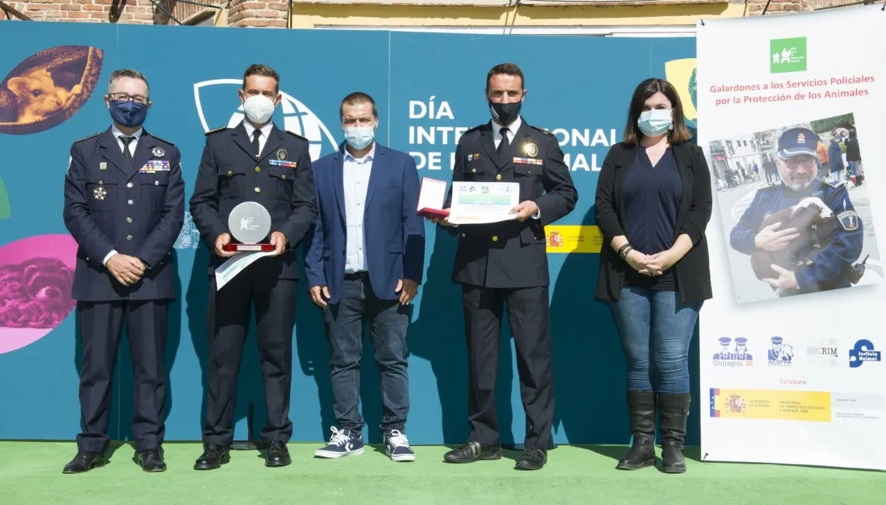 La Policia Local de Cambrils rep un guardó als serveis policials per la protecció animal