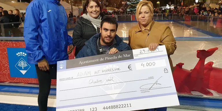 ADIAM rep el taló per la venda de samarretes solidàries de la Festa Major