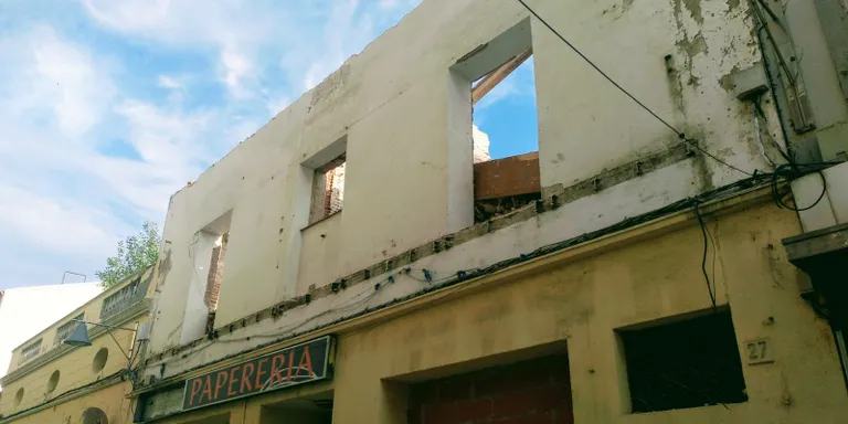 Retirades les restes de runa i el balcó de l'edifici del Carrer de Mar 27
