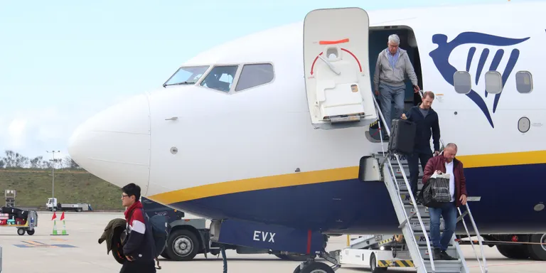 Consum multa quatre aerolínies de baix cost pel cobrament de l'equipatge de mà