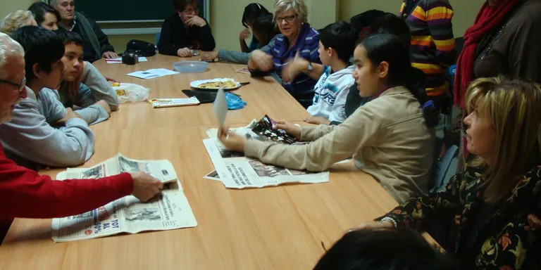 Trobada entre l'Aula d'Acollida i els padrins de la Seu per conversar sobre el Carnaval