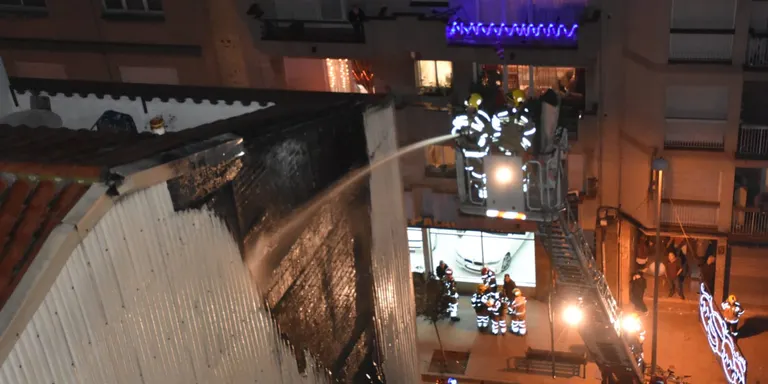 Incendi en un edifici de l'Avinguda Mediterrani de Poblenou