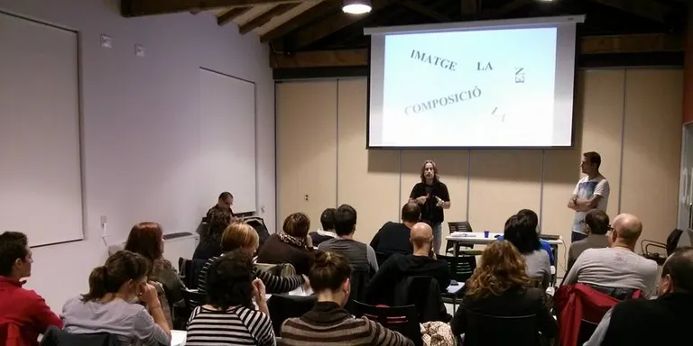 Una vintena d'assistents al taller de fotografia d'Igers Seu a càrrec de Tony Lara