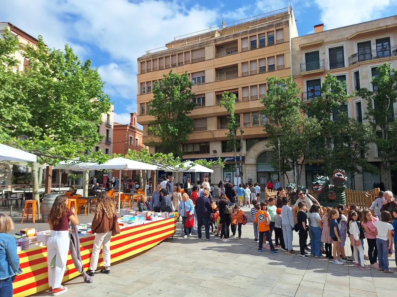 Dracs, llibres i roses marquen la diada de Sant Jordi vallenca