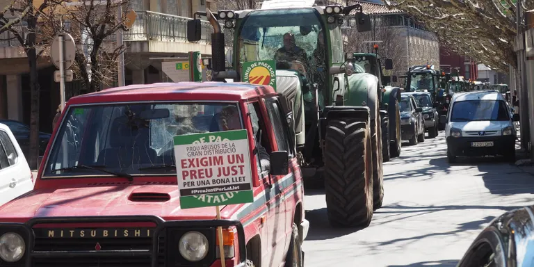 Tractorada a la Seu d'Urgell per denunciar la crisi de preus agraris i les dificultats per al relleu generacional