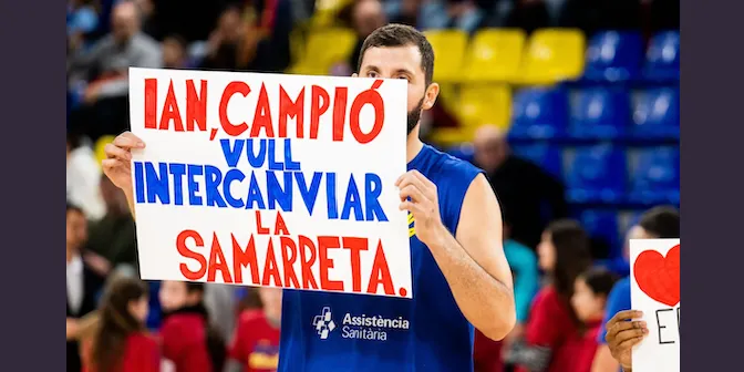 Mirotic surt a la pista amb un cartell dirigit al públic