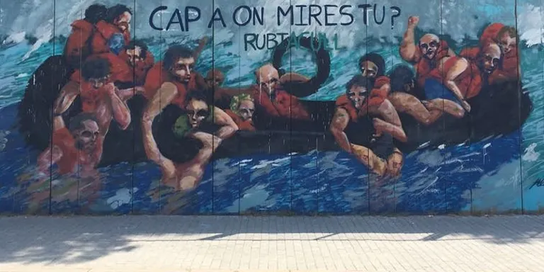 Un mural de Rubí Acull sobre les morts al Mediterrani decora la façana dels Maristes