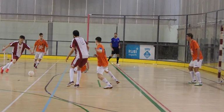 L’Esportiu masculí salva els mobles d’un mal cap de setmana del futbol sala