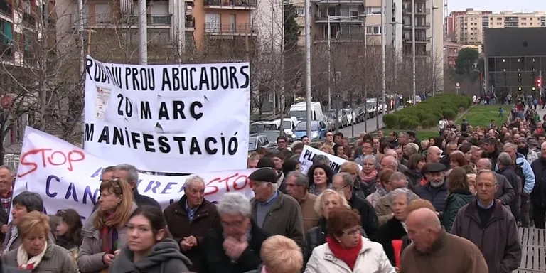 Prop de 2.000 persones diuen 'prou' als abocadors