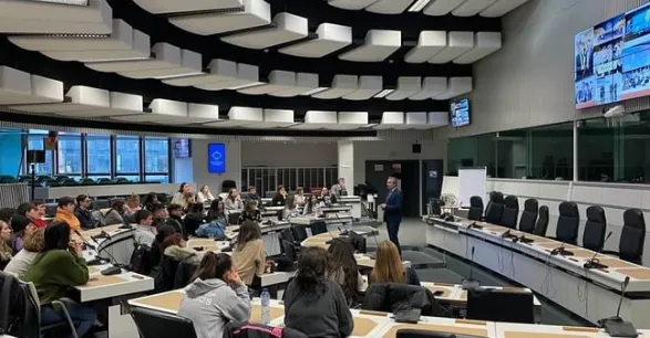 Una trentena d’alumnes de l’institut Manolo Hugué visiten el Parlament Europeu convidats per l’eurodiputat calderí Jordi Solé