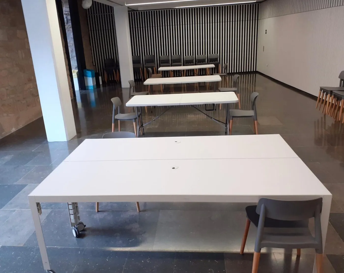 La biblioteca habilita una sala d'estudi amb vuit places amb reserva prèvia