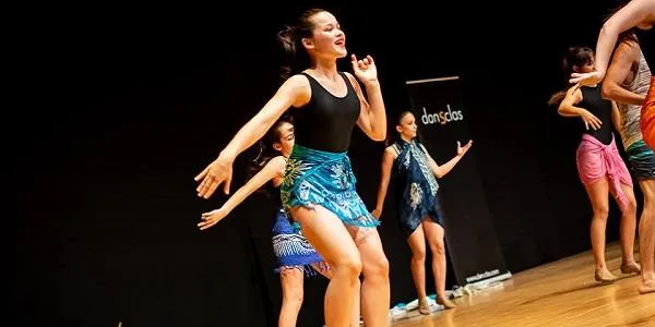 L'escola de ball Dansclas celebra el Dia Internacional de la Dansa a la plaça dels Vents d’Altafulla