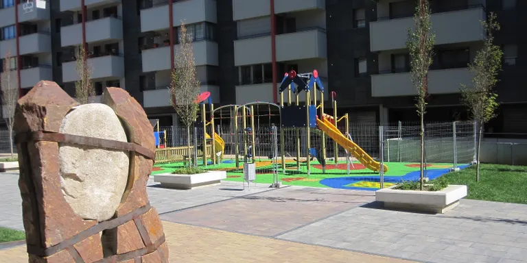 Oberta al públic la zona de jocs infantils de la nova plaça del Camp del Codina