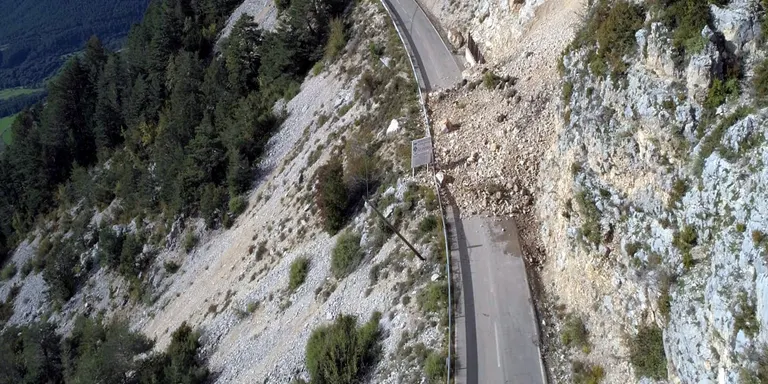 Tallada la carretera del Port del Comte a causa de dues esllavissades