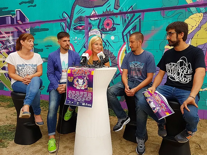 L'alcaldessa i els regidors de Cultura i Serveis a les persones amb representants de Peta2 Crew