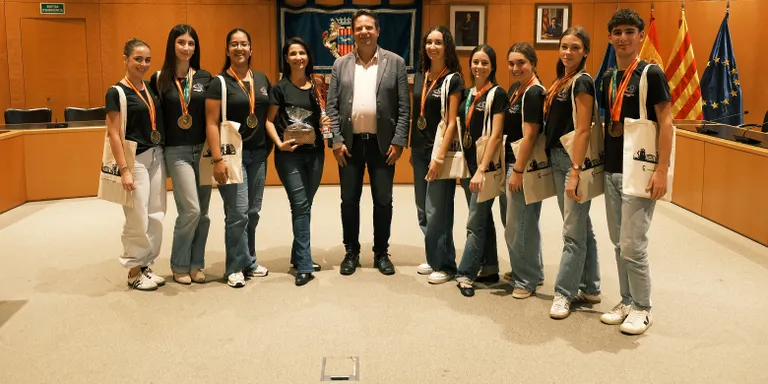 L’alcalde fa una recepció a la cambrilenca Carlota Vigo, campiona del món de dansa grupal de l’Escola África Aguilar