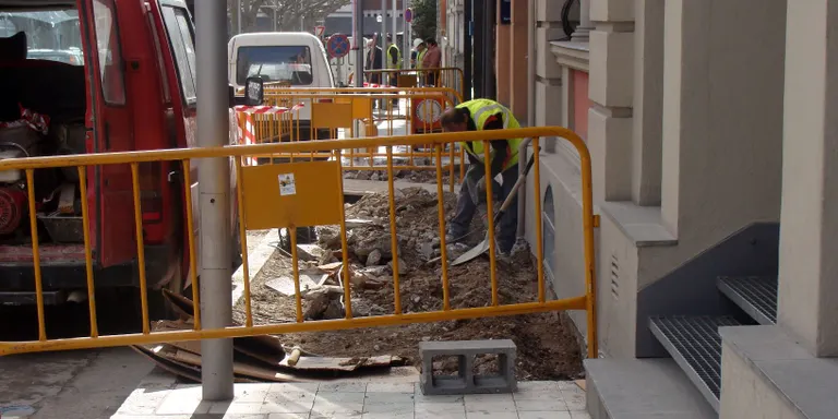 Comença la reparació de la vorera al passeig Joan Brudieu