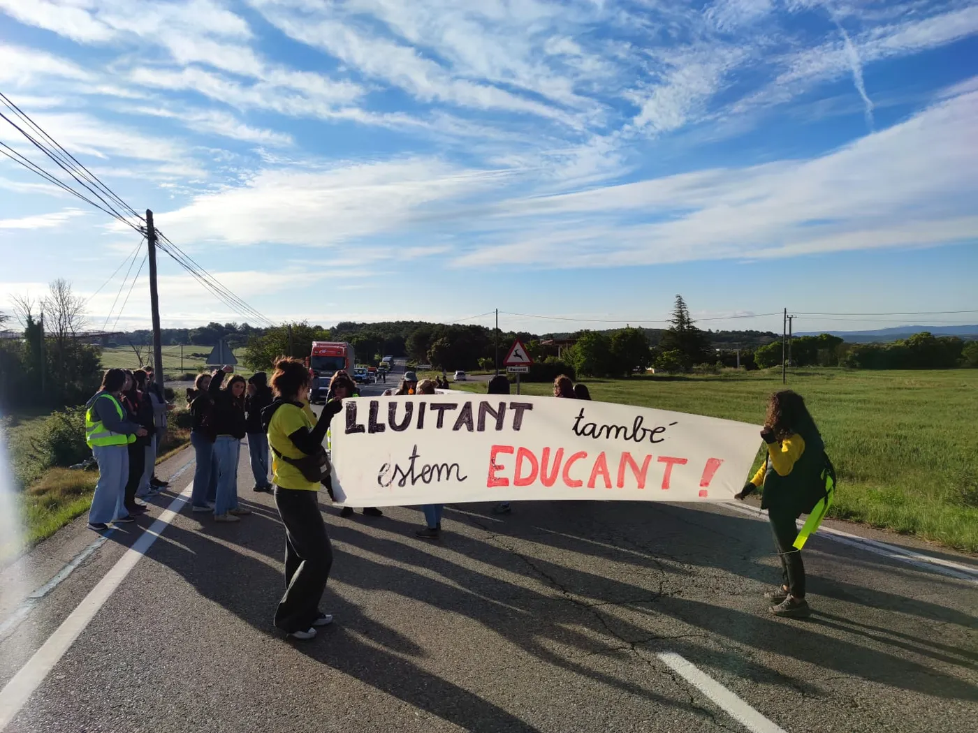 Els docents del Solsonès protesten tornant a tallar la C-55 a Clariana a primera hora del matí