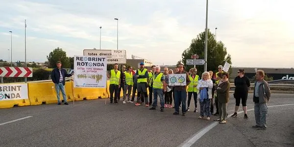 Els veïns de Brises del Mar es concentraran per tornar a demanar la retirada dels blocs de formigó de la rotonda de Torredembarra