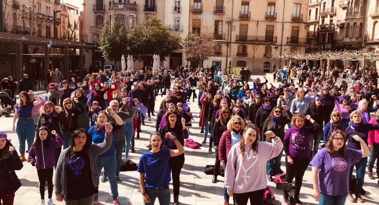 Valls se suma a la performance feminista que s’ha fet viral arreu del món