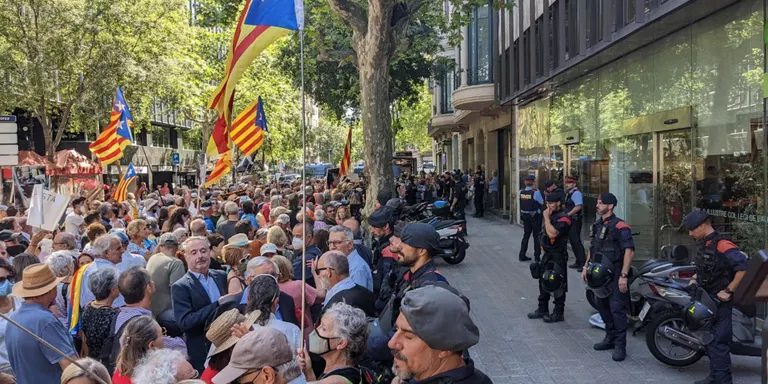 Centenars de persones protesten a Barcelona contra la presència de Marchena en un acte de l'ICAB