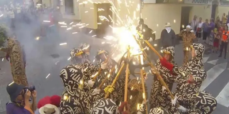 VÍDEO: Petits diables omplen el centre de foc