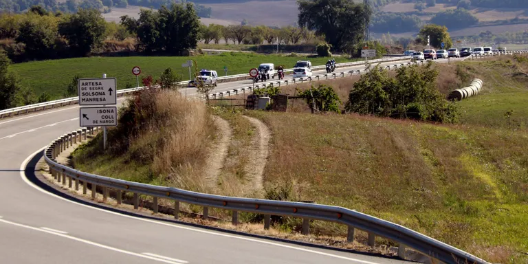 Una quarantena de vehicles fan una marxa lenta al Pallars Jussà per protestar contra la MAT de Laluenga-Isona