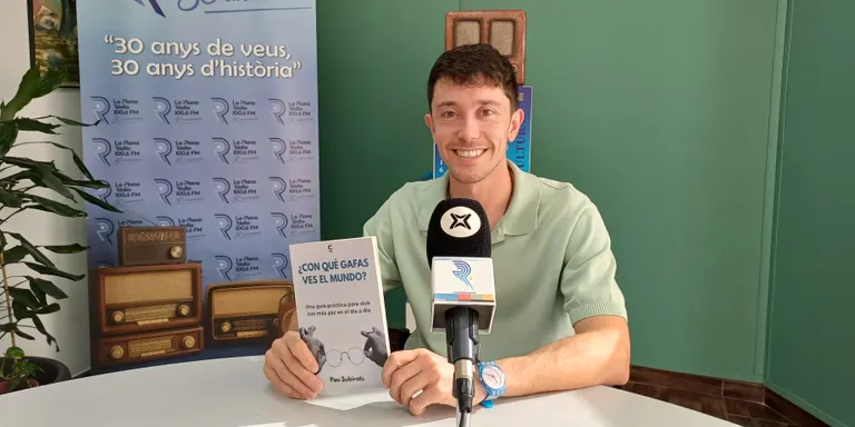 El jove escriptor Pau Subirats Miralles debuta amb "Con qué gafas ves el mundo", una guia pràctica d'autoajuda per vèncer l'ansietat des de l'experiència pròpia