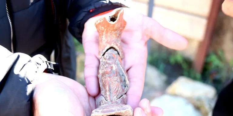 Troben una llàntia del segle I dC en les excavacions a la ciutat romana de Caldes de Malavella
