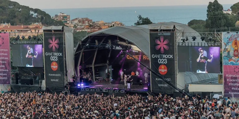 El Canet Rock celebra el desè aniversari amb una banda de 30 artistes dalt l'escenari