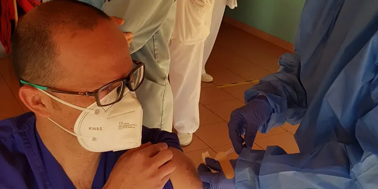 Comença la vacunació al personal sanitari del Sant Hospital i el CAP de la Seu