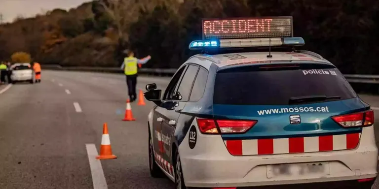 Una topada entre dos vehicles a l'A-7 a Cambrils provoca dos ferits i retencions de dos quilòmetres