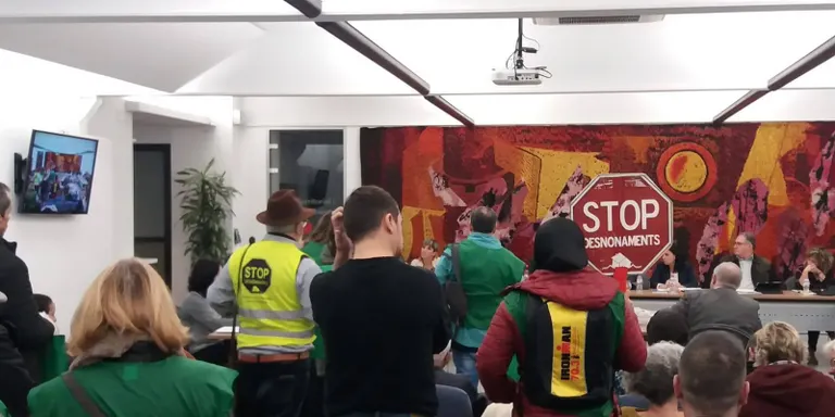 Comunicat oficial sobre el cas de la família a punt de ser desnonada a Poblenou després de la protesta que ha aturat el ple
