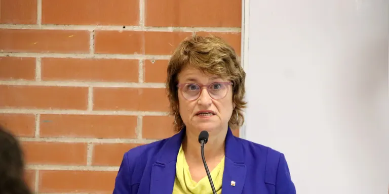 Simó diu que en les properes setmanes començarà un debat sobre l'ús del mòbil a tots els centres educatius