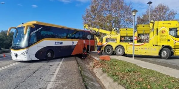 Un autobús sense fre queda travessat enmig de l'antiga carretera a Altafulla i sorprenentment no causa danys personals