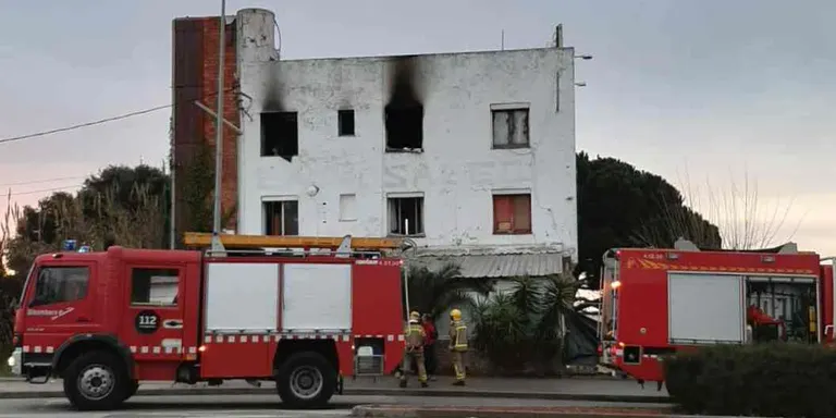 Incendi a l'antic restaurant La Rosaleda