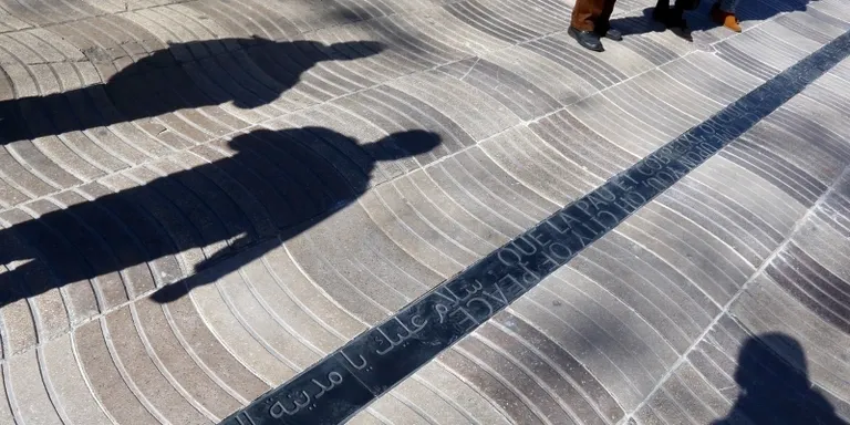 Una placa a Les Rambles recorda les víctimes dels atemptats del 17A