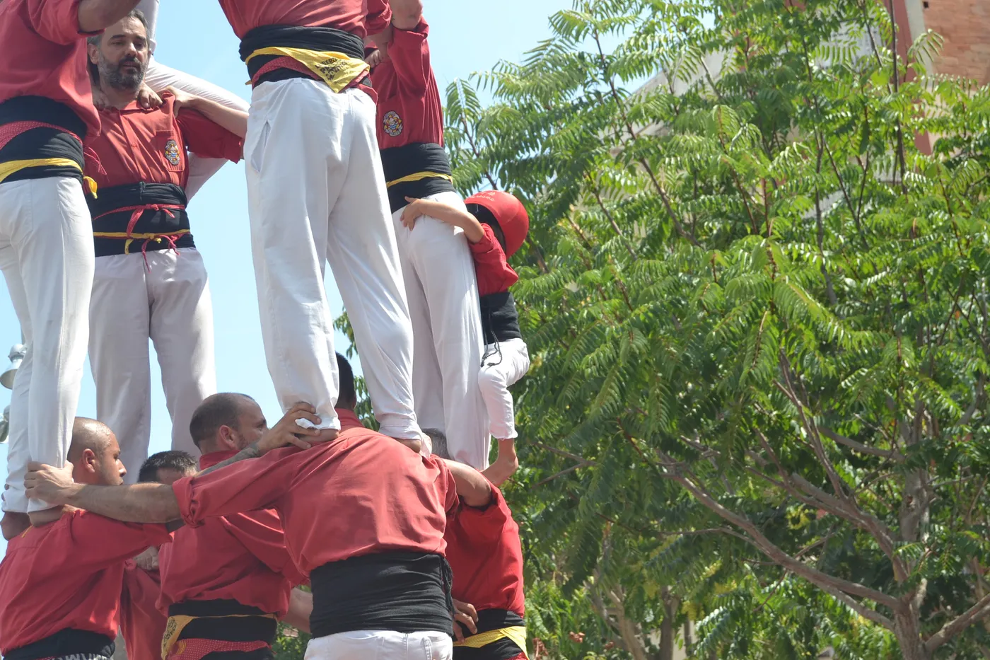 Els Castellers de l'Alt Maresme fan un pilar a Pineda per la Festa Major