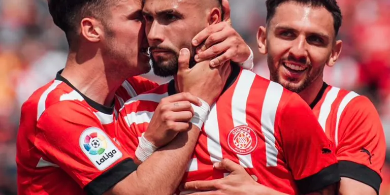 El Girona es reactiva i suma tres punts vitals contra l'Elx (2-0)