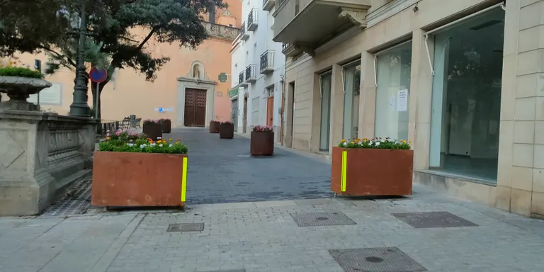 Les jardineres de l’entrada del carrer de l’Església volen limitar l’accés de vehicles de grans dimensions