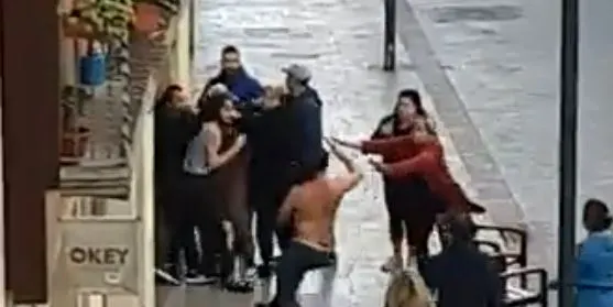 La Guàrdia Urbana de Vic identifica tres persones després d'una baralla en ple carrer Manlleu