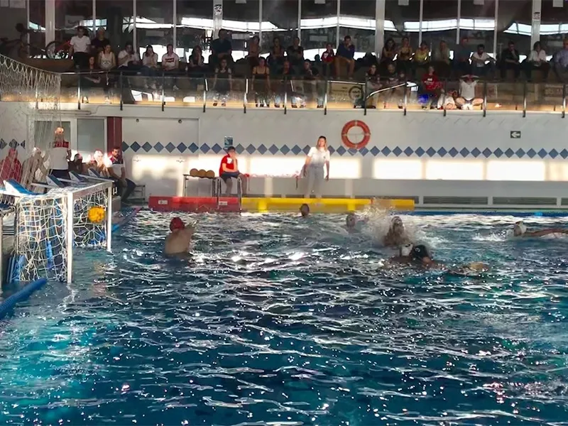 Fins a 29 gols (15-14) es van veure a la piscina de Can Rosés