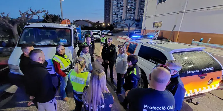Tres vehicles plens de material surten de Valls en direcció al País Valencià