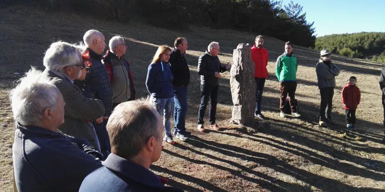 Una rèplica del menhir del Cantó commemora els vint anys del transport a la demanda entre Sort i la Seu d’Urgell