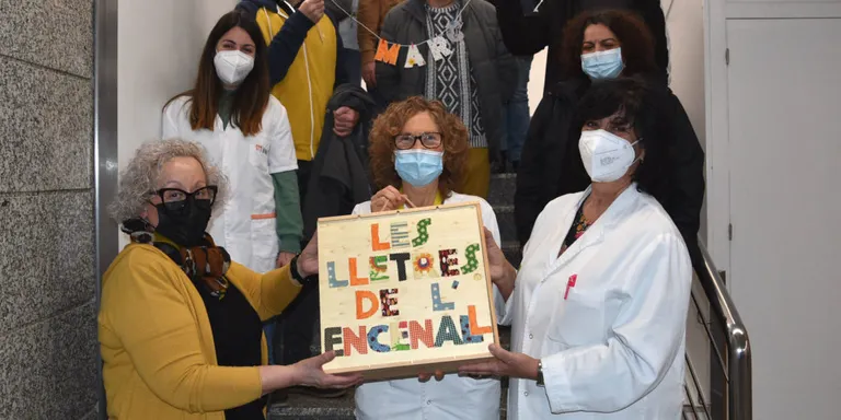 El Club Social de Salut Mental L'Encenall posa en marxa a l'Hospital de Calella el projecte 'Les Lletres de l'Encenall'