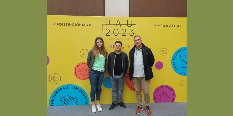 Dos alumnes de l'Escola Arrels reben una distinció per les Proves d'Accés a la Universitat