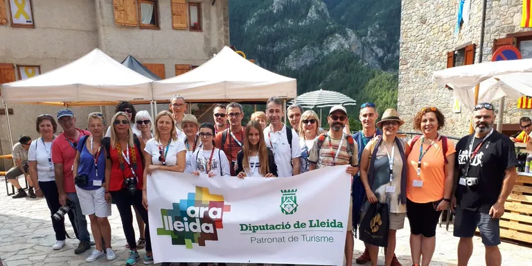 Una vintena d'aficionats participen de l'Instawalk dedicat al Festival Càtar a Josa de Cadí