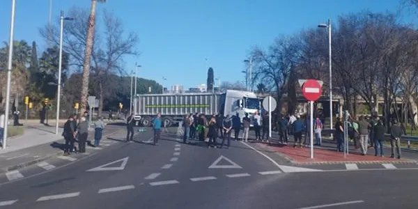 Els pagesos aixequen el bloqueig al Port de Tarragona després de 24 hores
