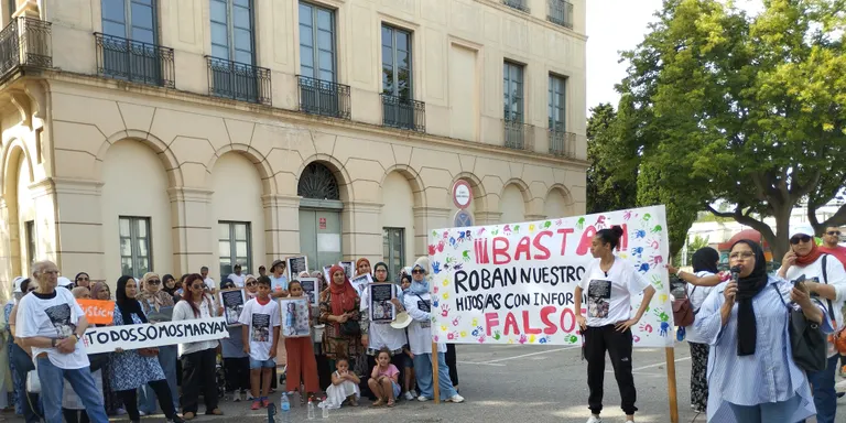 Una cinquantena de persones es manifesten davant el jutjat d'Arenys en contra de la DGAIA