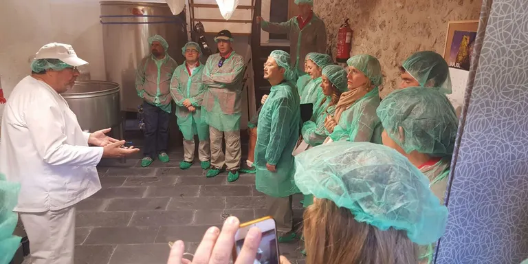 L’associació gastronòmica 'Casacas Rojas' visita el celler de sake de Tuixent